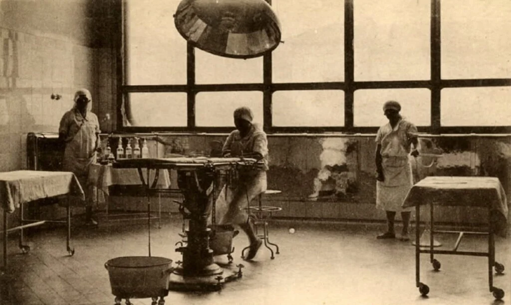 Les blocs operatoires de Neurochirurgie au debut du XXeme siecle